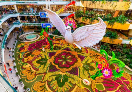 El tapete de plantas florecidas del Centro Comercial Santa Fe de Medellín